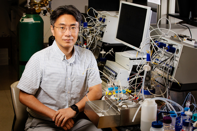 Portrait of Yong-Su Jin, a professor of food science and human nutrition at the University of Illinois Urbana-Champaign