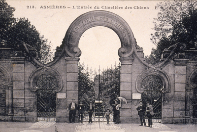 Dogs, cats, monkeys, rabbits, parrots, lions and horses are buried in Le Cimitière des Chiens (the Dogs’ Cemetery) in the Parisian suburb of Asnières.